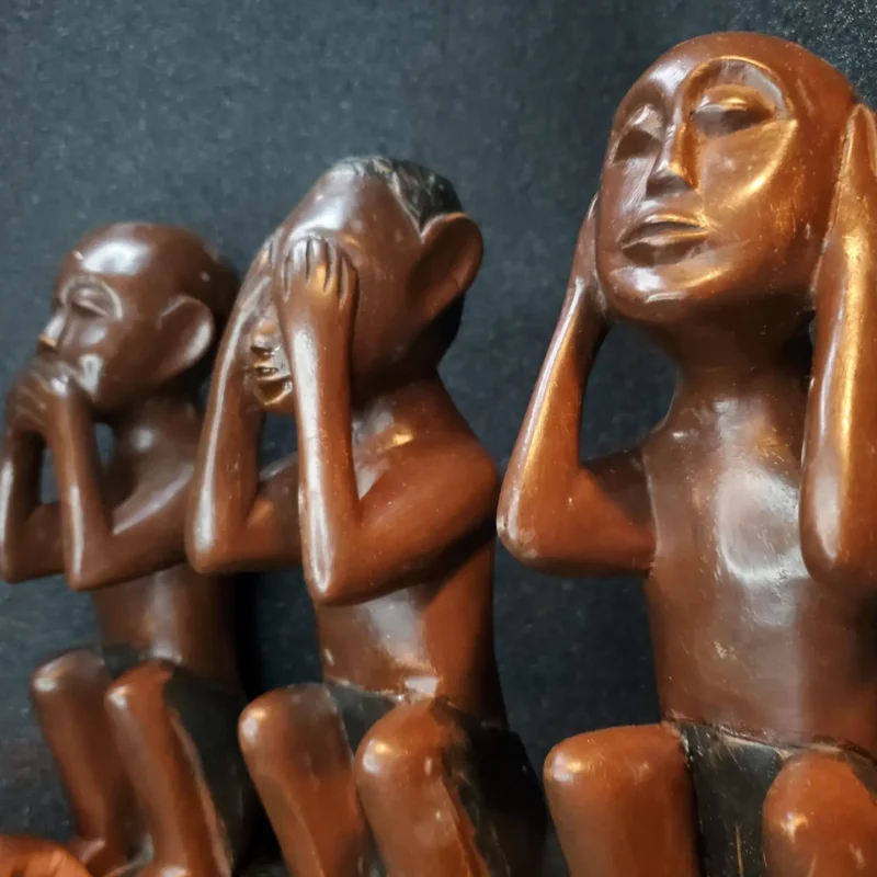 Set of three hand-carved Asante wooden figures in brown finish from Ghana, depicting see-no-evil, hear-no-evil, speak-no-evil